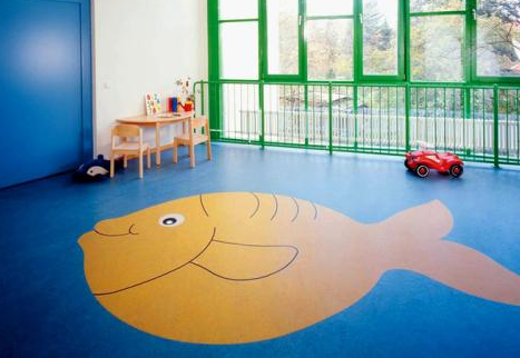 幼儿园塑胶地板如何选.png