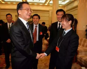 温总理与胡小燕握手.png