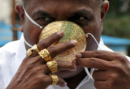 印度一名富商花費28.9萬盧比（約3萬港元）打造黃金口罩.png
