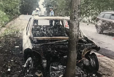 被焚烧的汽车.png